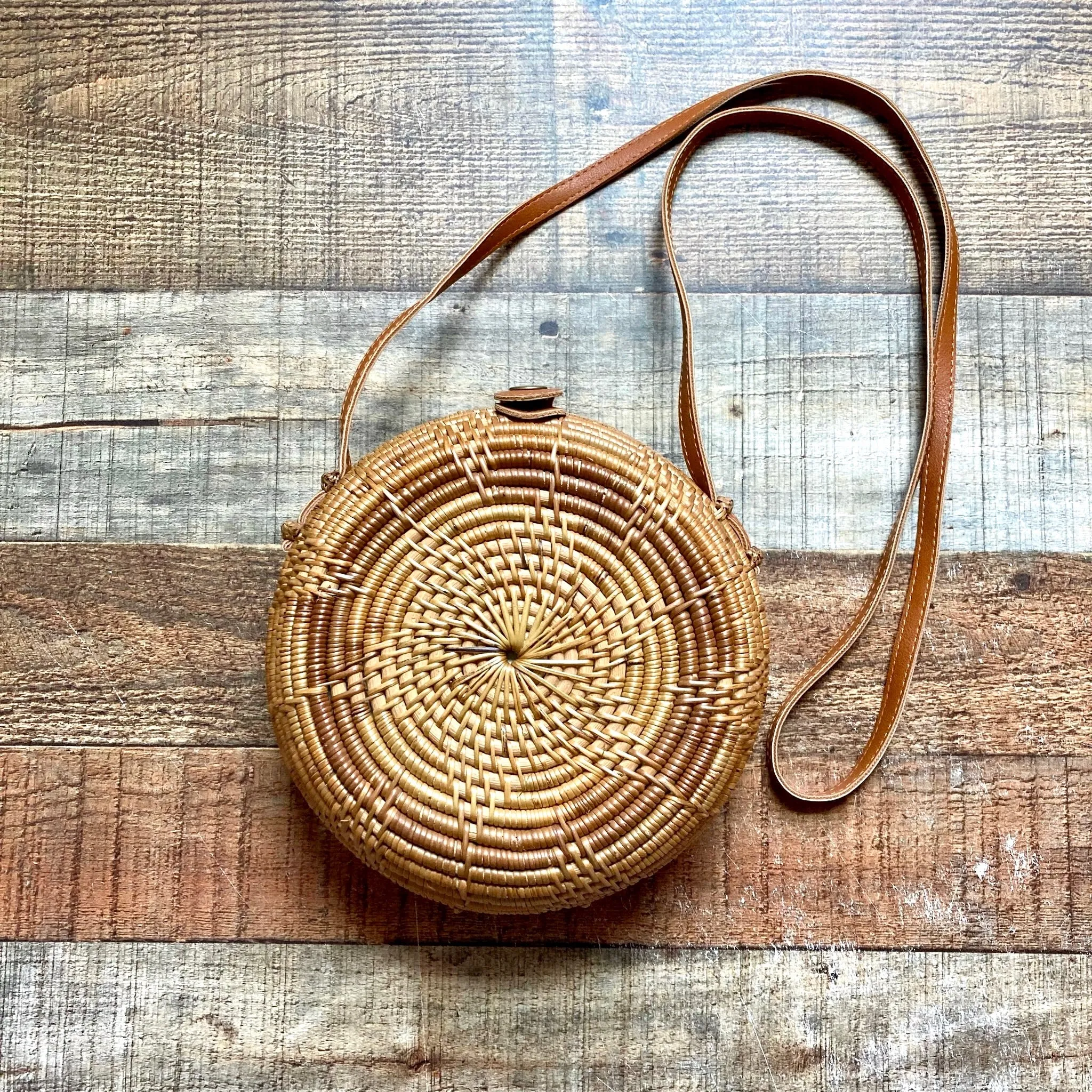 No Brand Round Rattan Shoulder Bag (LIKE NEW)