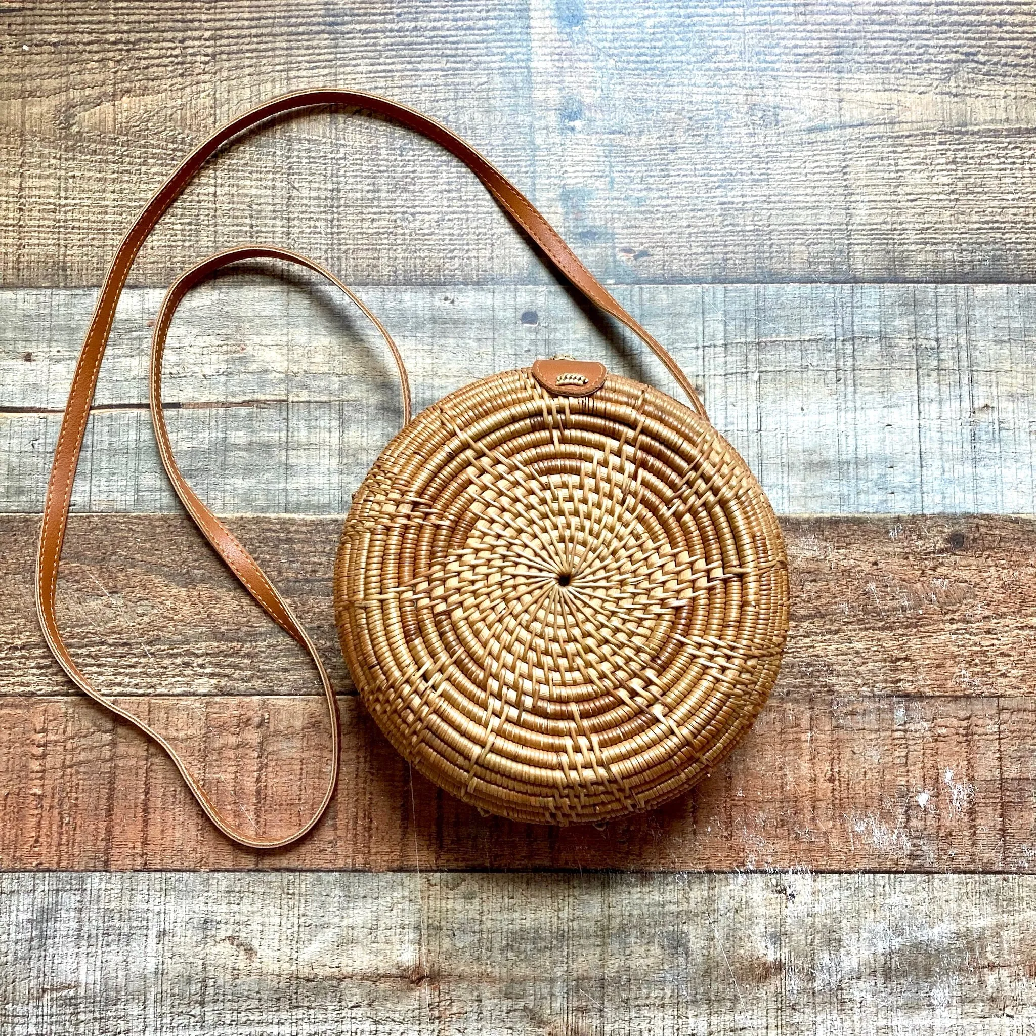 No Brand Round Rattan Shoulder Bag (LIKE NEW)